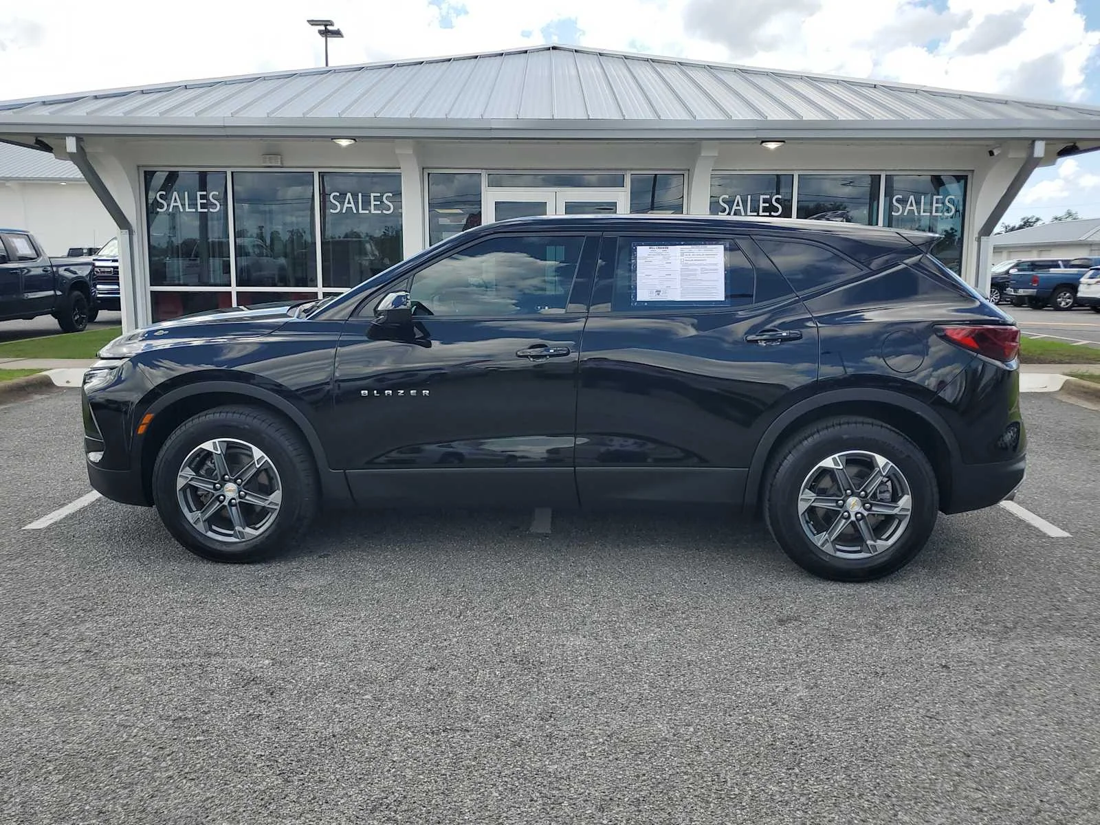 Used 2023 BLACK Chevrolet LT image 2