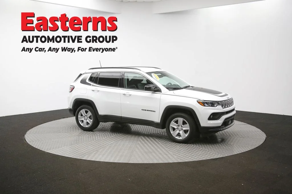 Used 2022 White Jeep Latitude image 45