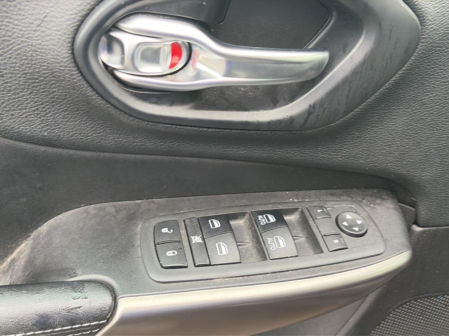 Used 2019 Granite Crystal Metallic Clearcoat Jeep Latitude Plus image 7
