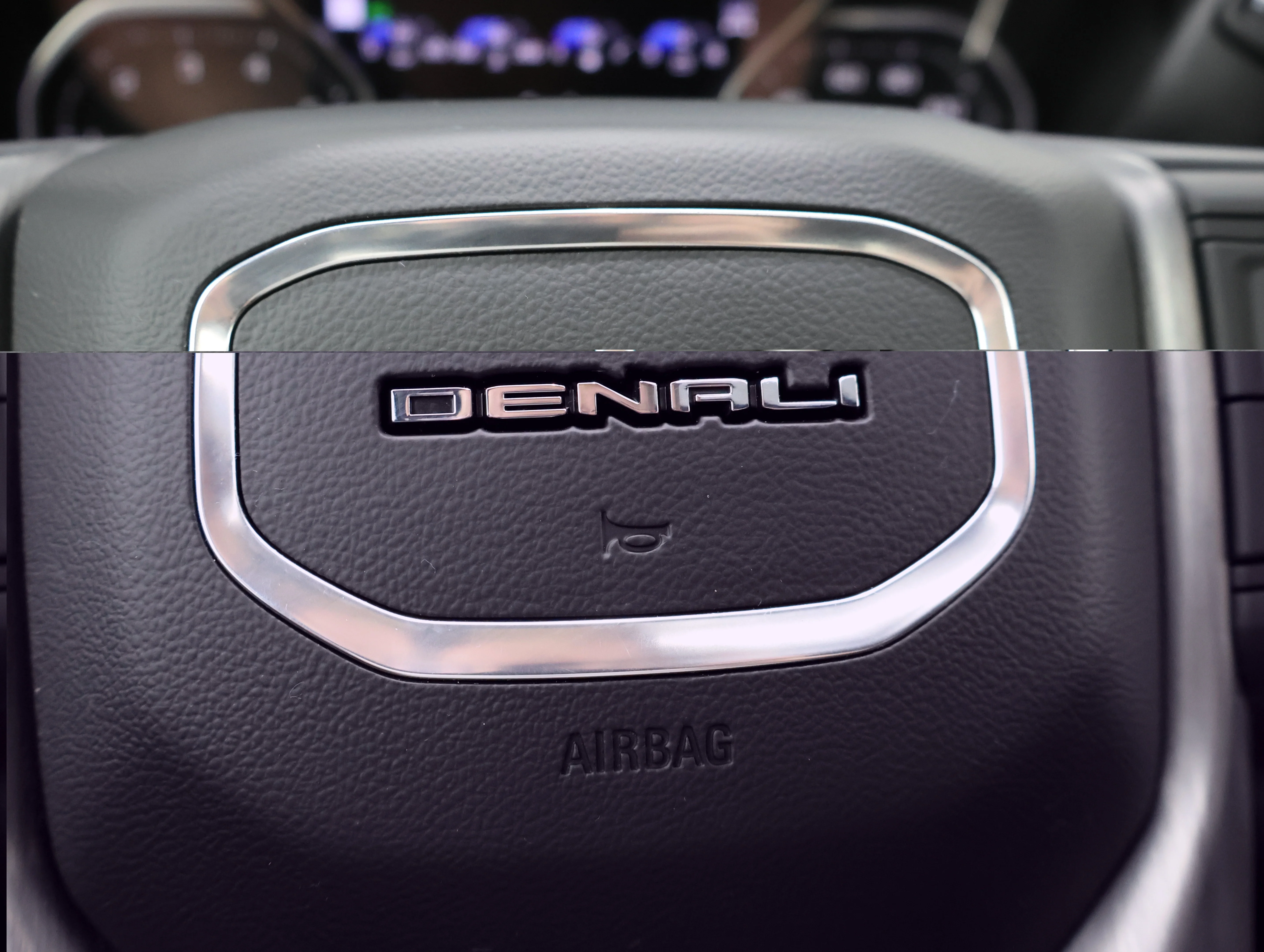 Used 2022 White Frost Tricoat GMC Denali image 17