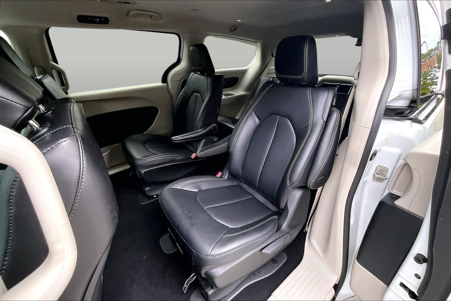 Used 2024 Bright White Clearcoat Chrysler Hybrid Select image 20