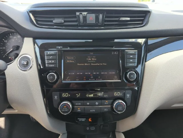 Used 2022 White Nissan SV image 35