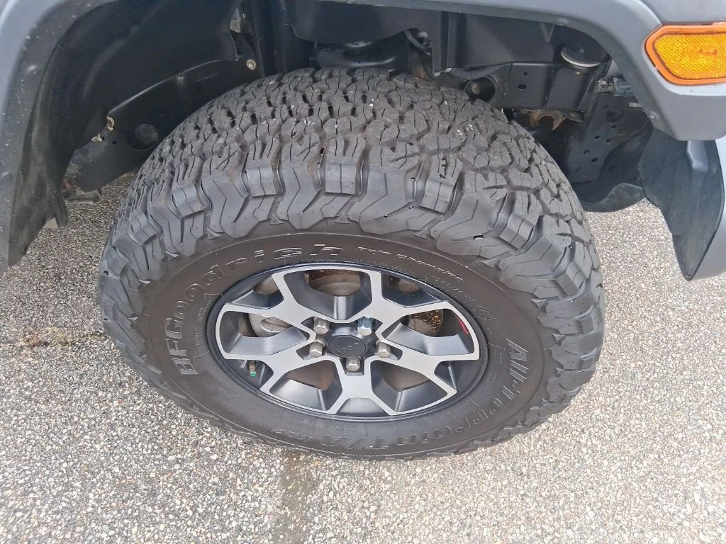 Used 2020 Silver Jeep Unlimited Rubicon image 3