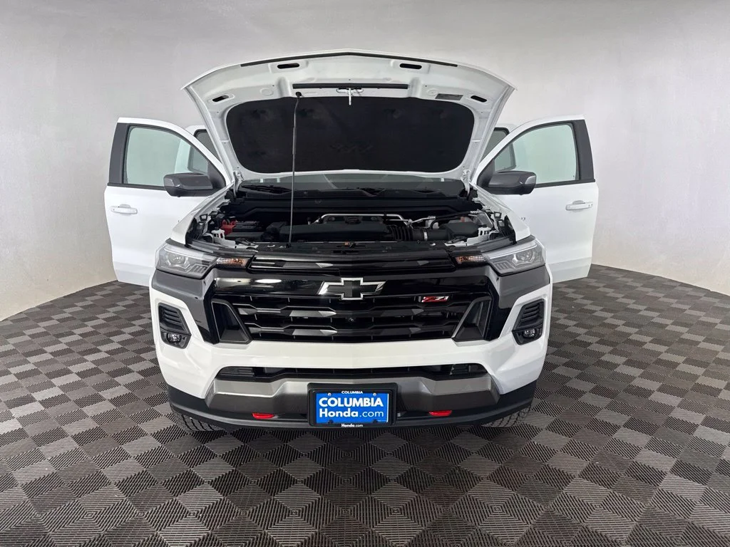 Used 2025 White Chevrolet Z71 image 12
