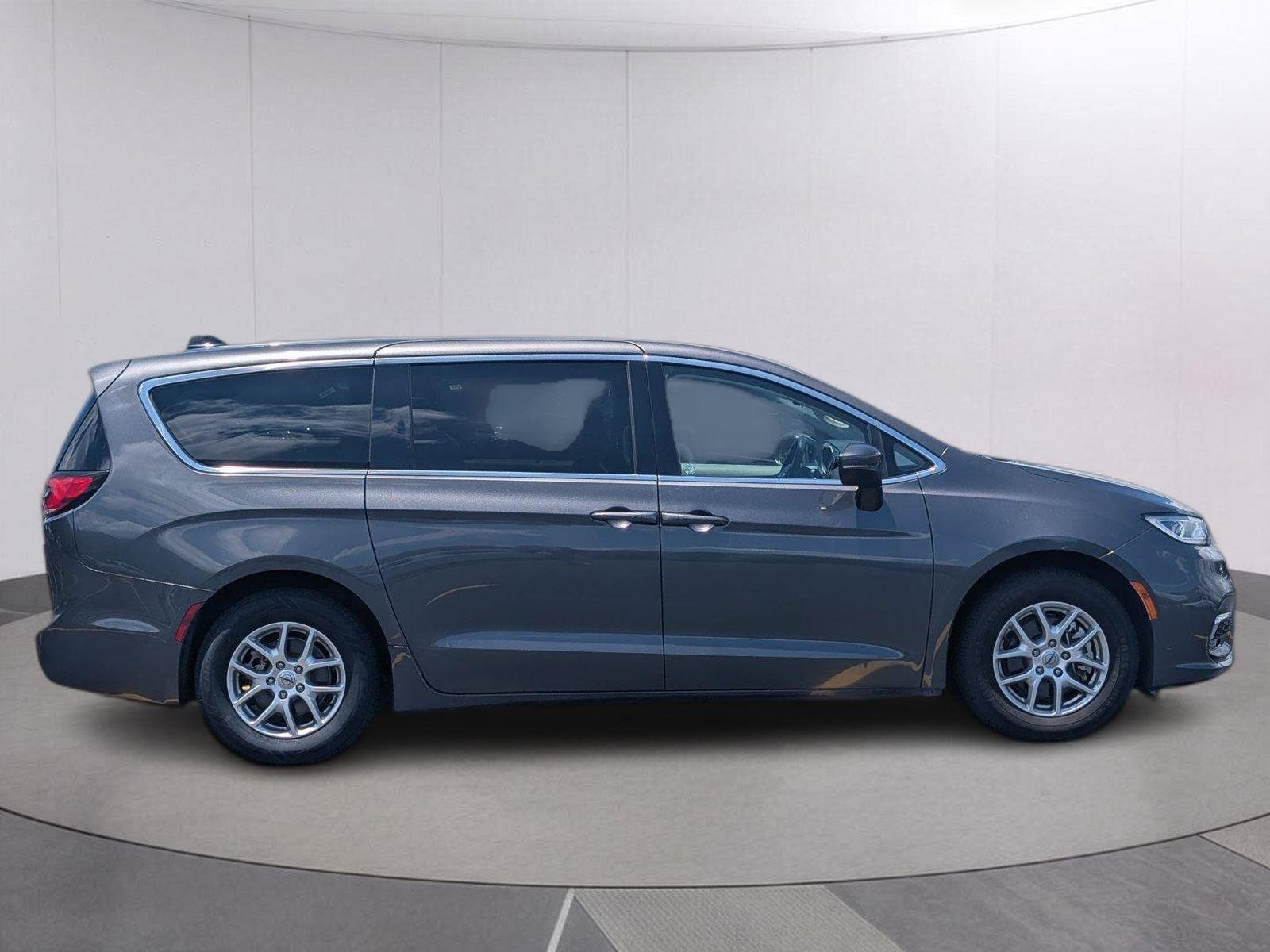 Used 2023 Granite Crystal Metallic Clearcoat Chrysler Touring L image 6