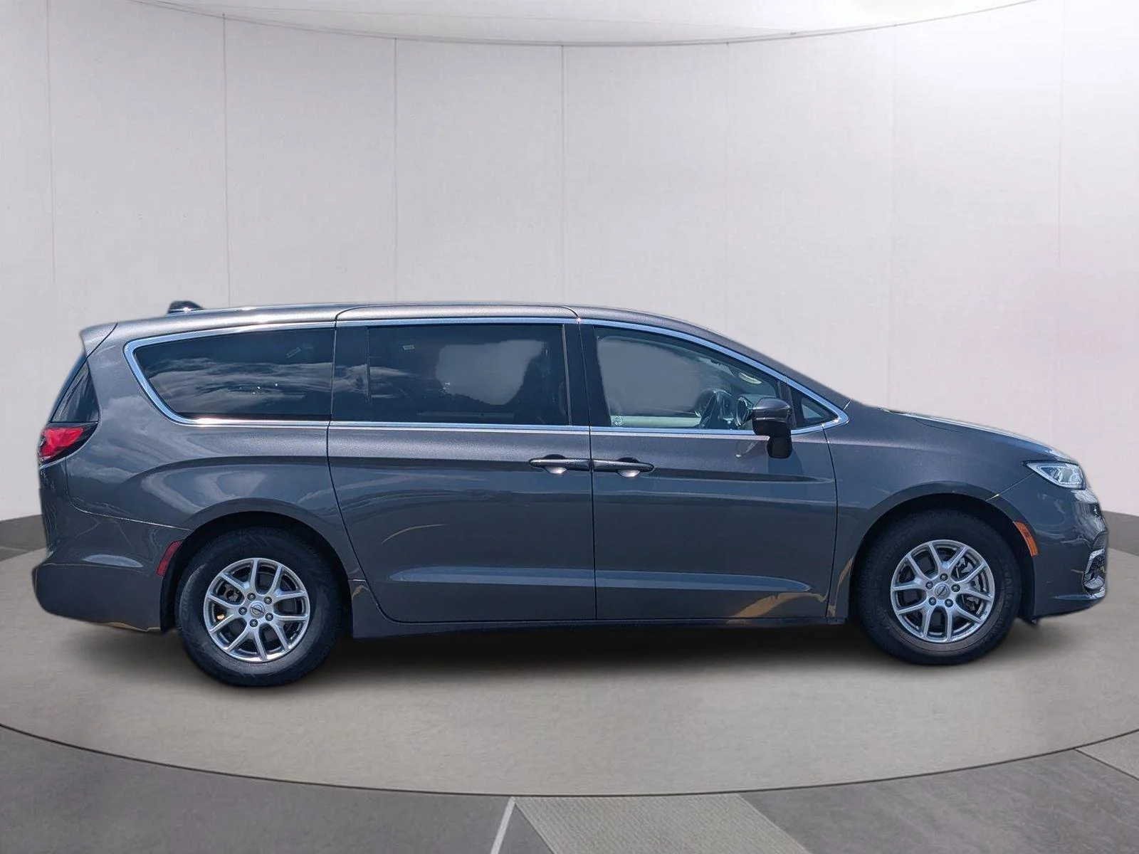 Used 2023 Granite Crystal Metallic Clearcoat Chrysler Touring L image 6