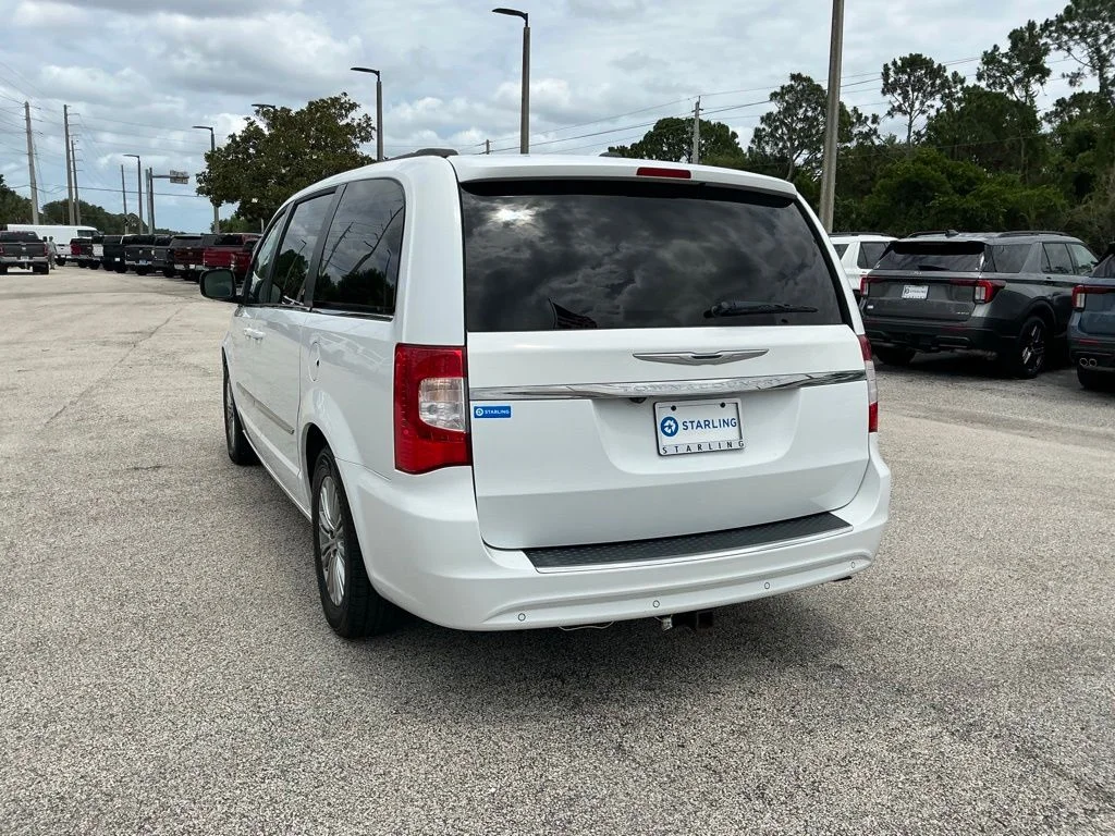 Used 2014 White Chrysler Touring-L image 10