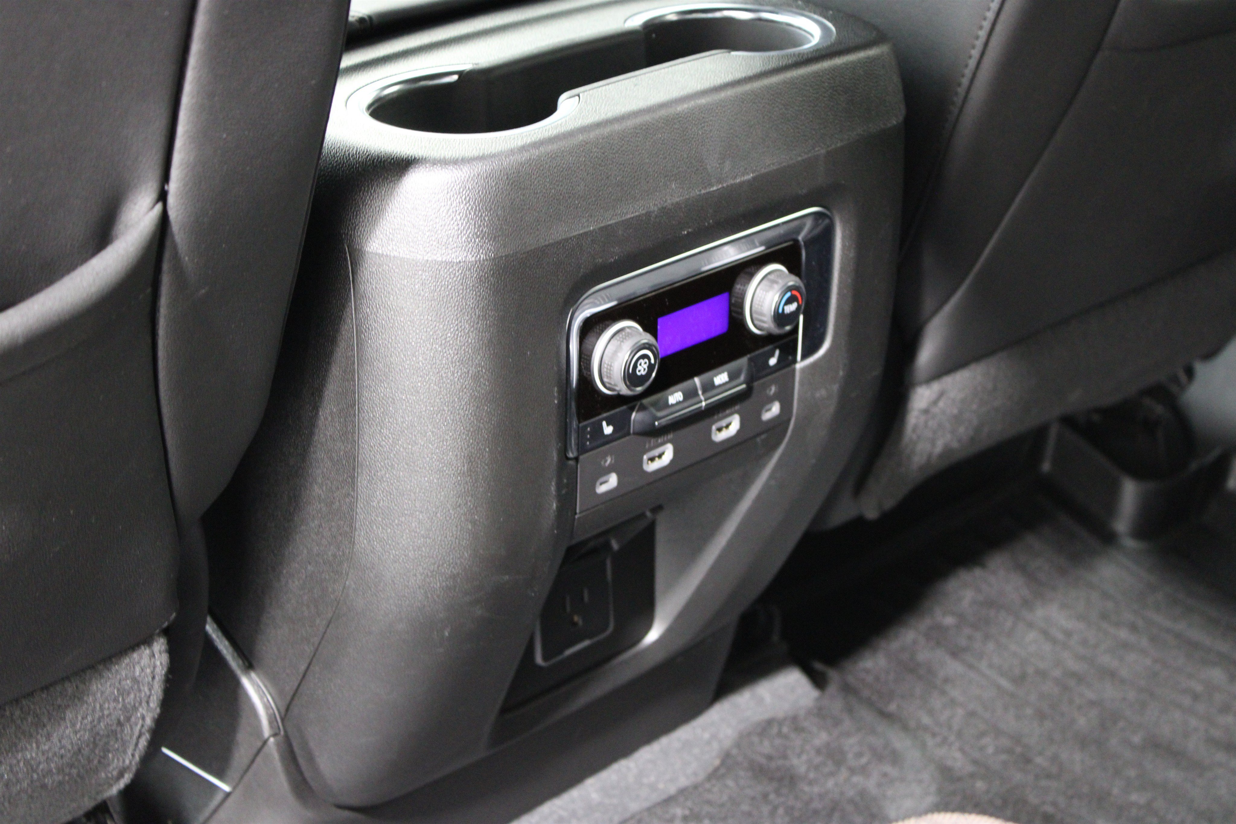Used 2024 Iridescent Pearl Tricoat Chevrolet High Country image 30