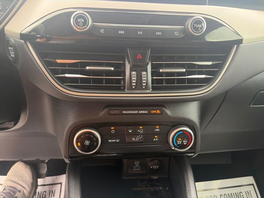 Used 2022 White Ford SE image 18
