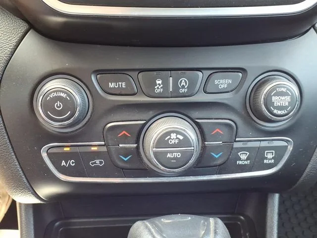Used 2019 White Jeep Trailhawk image 23