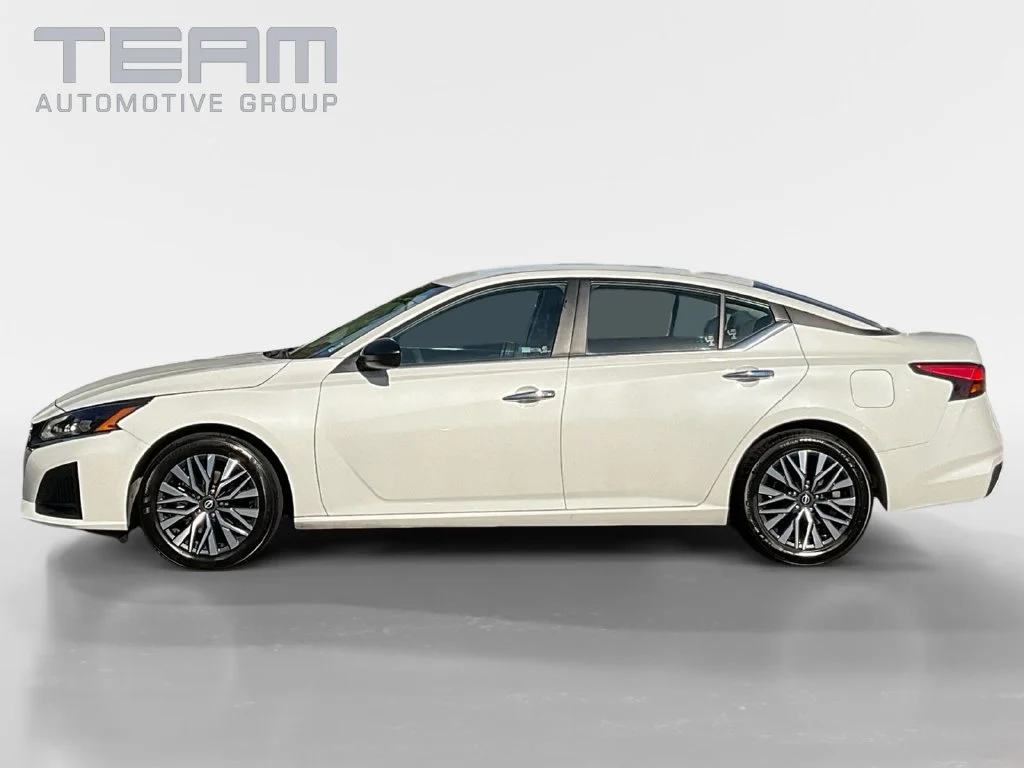 Used 2025 White Nissan 2.5 SV image 4