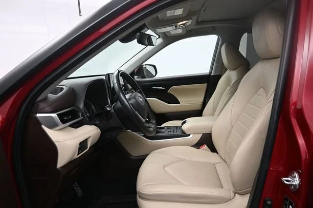Used 2022 Ruby Flare Pearl Toyota XLE image 9