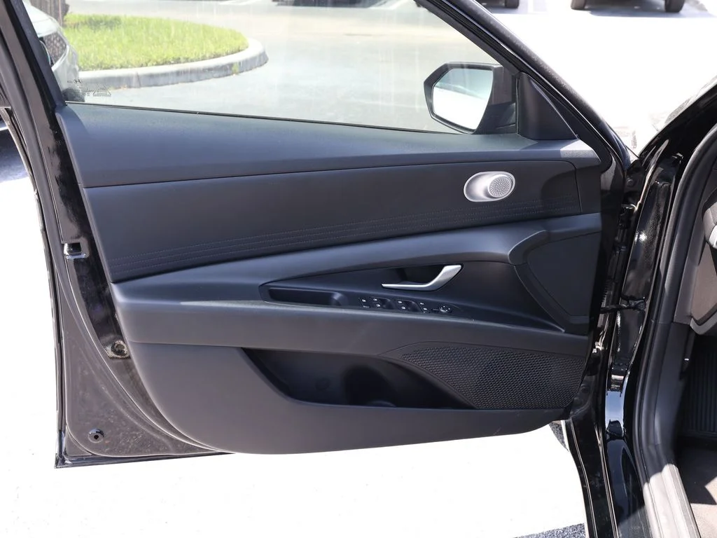 Used 2023 Black Hyundai SEL image 10