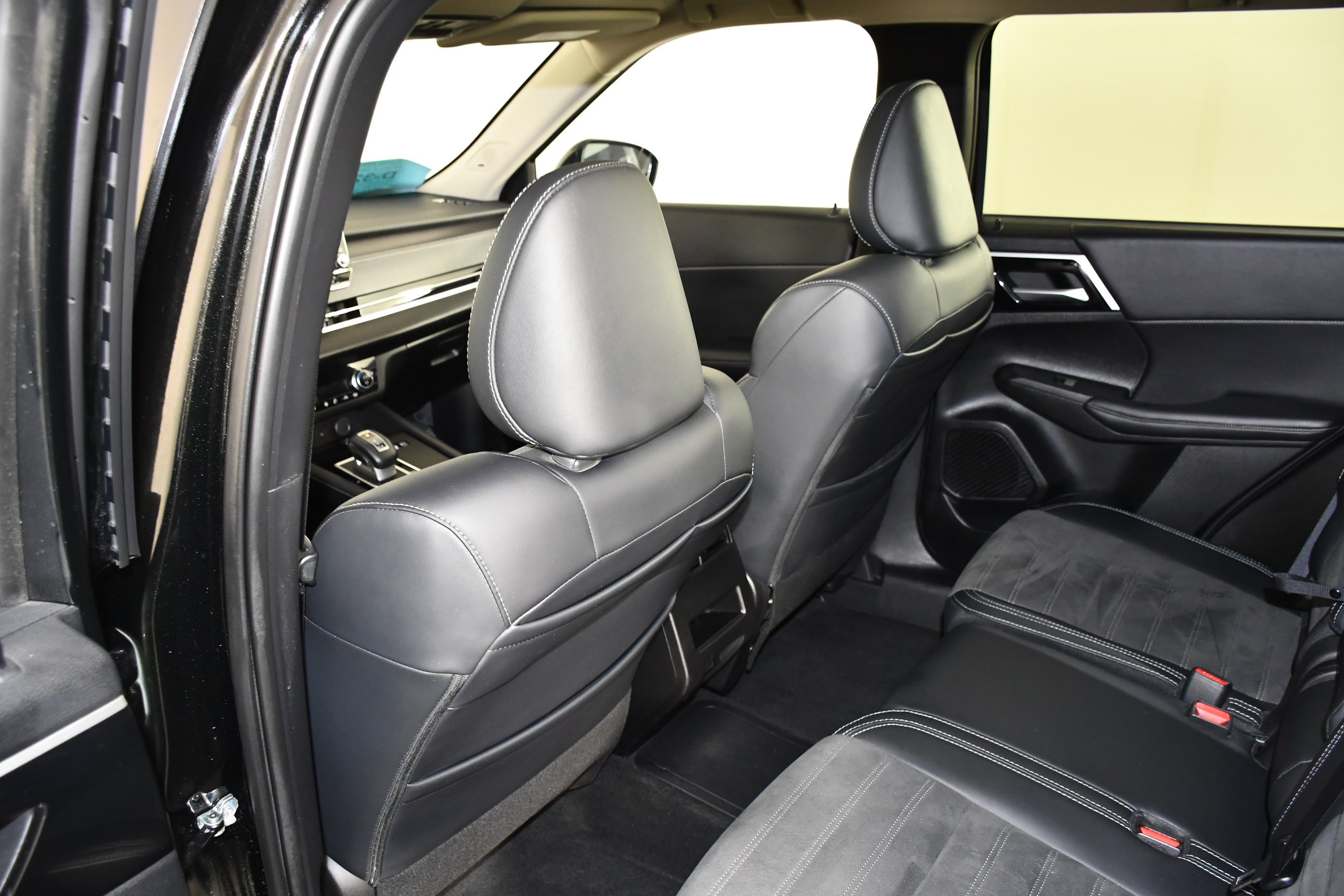 Certified Used 2024 Black Diamond Mitsubishi SE image 46