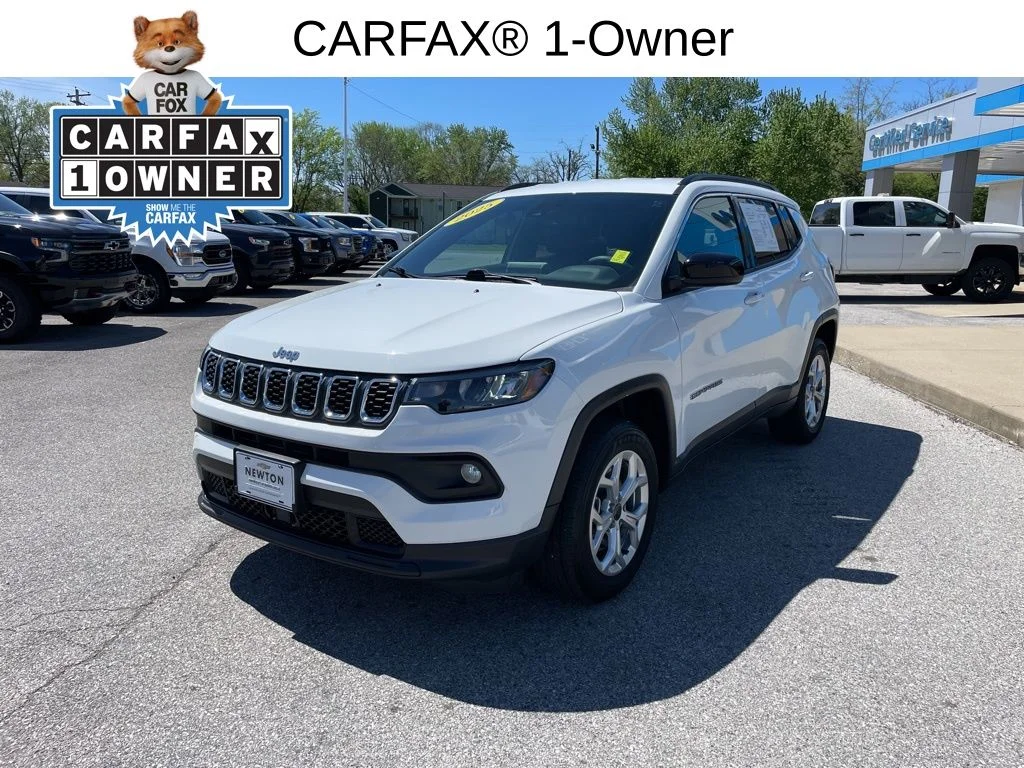 Used 2025 Bright White Clearcoat Jeep Latitude image 3