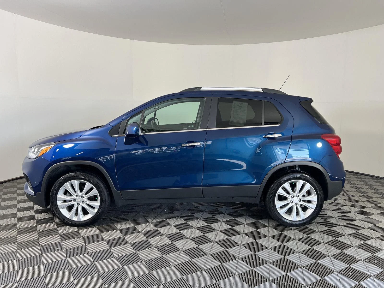 Used 2019 Pacific Blue Metallic Chevrolet Premier image 19