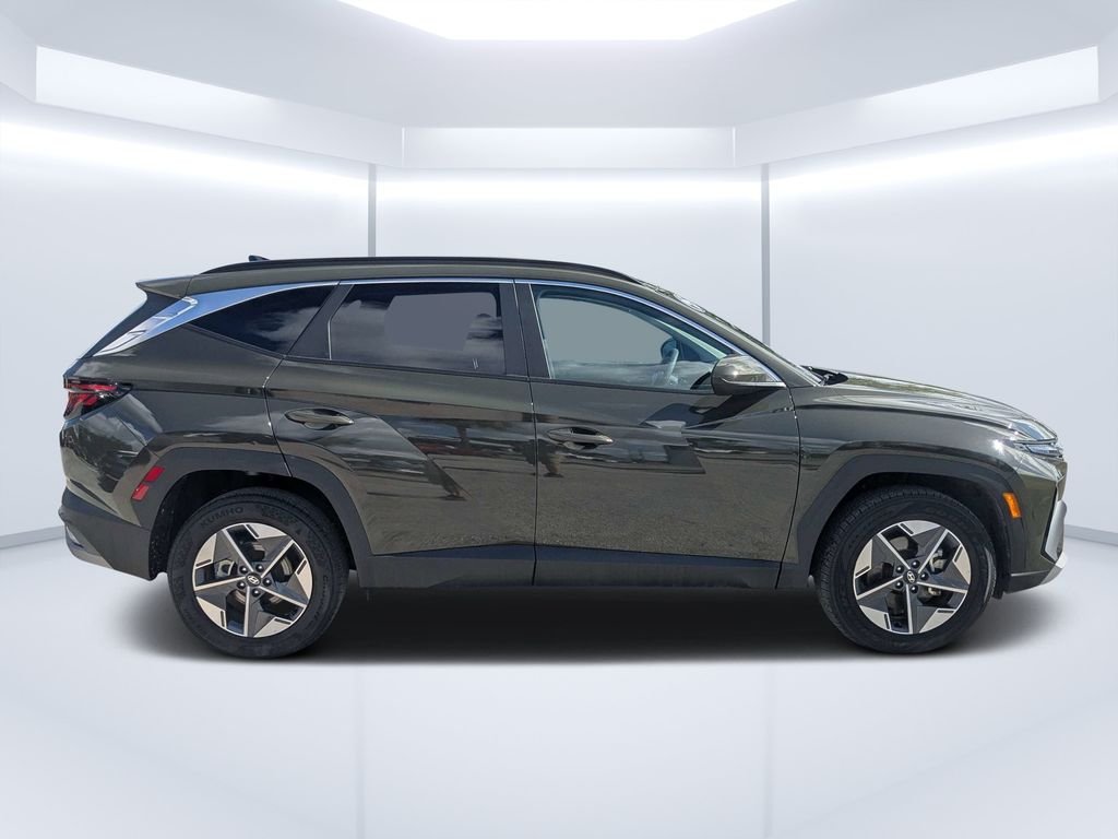 Used 2025 Green Hyundai SEL image 2