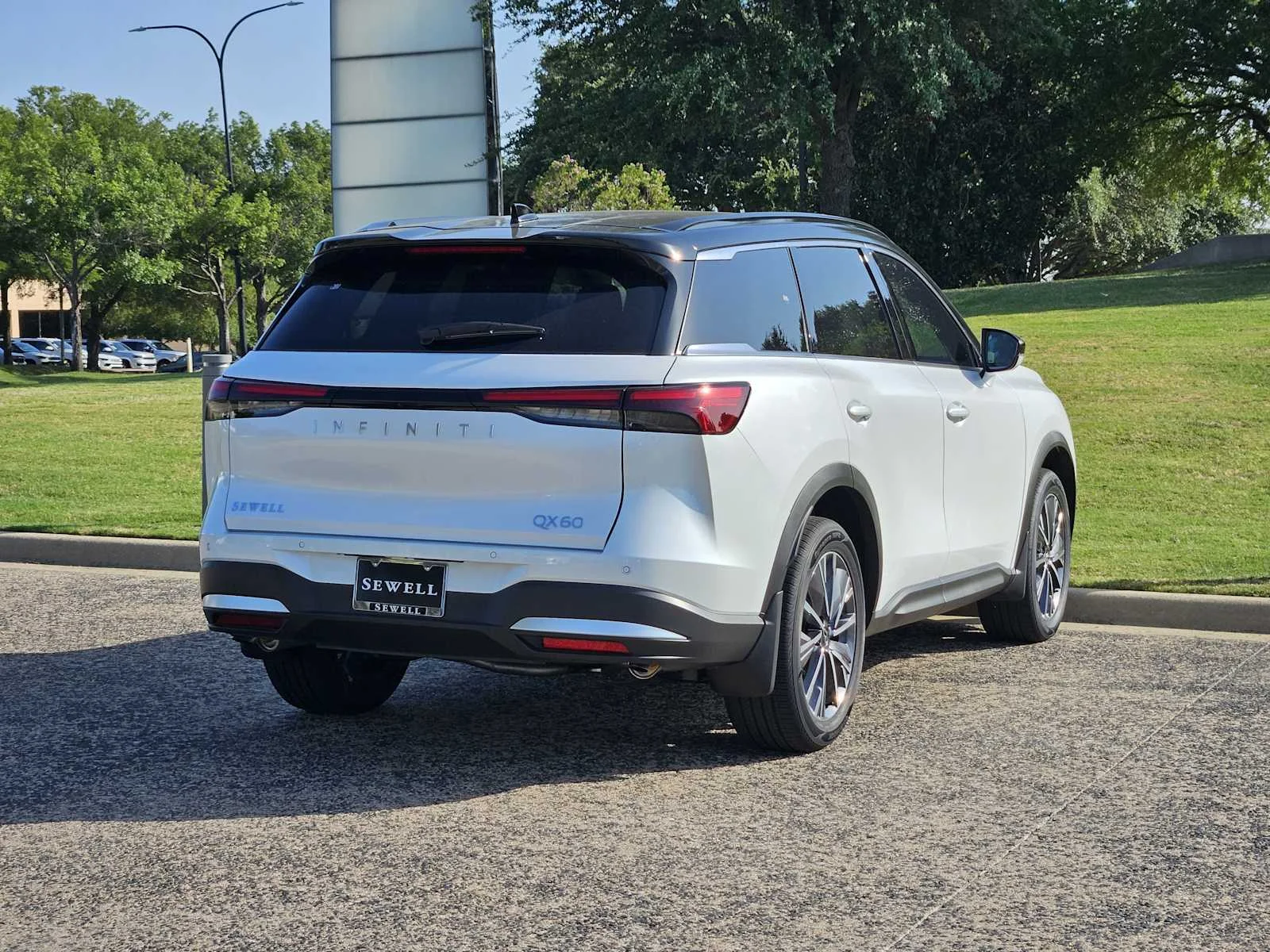 2027 INFINITI QX60 LUXE - Photo 4