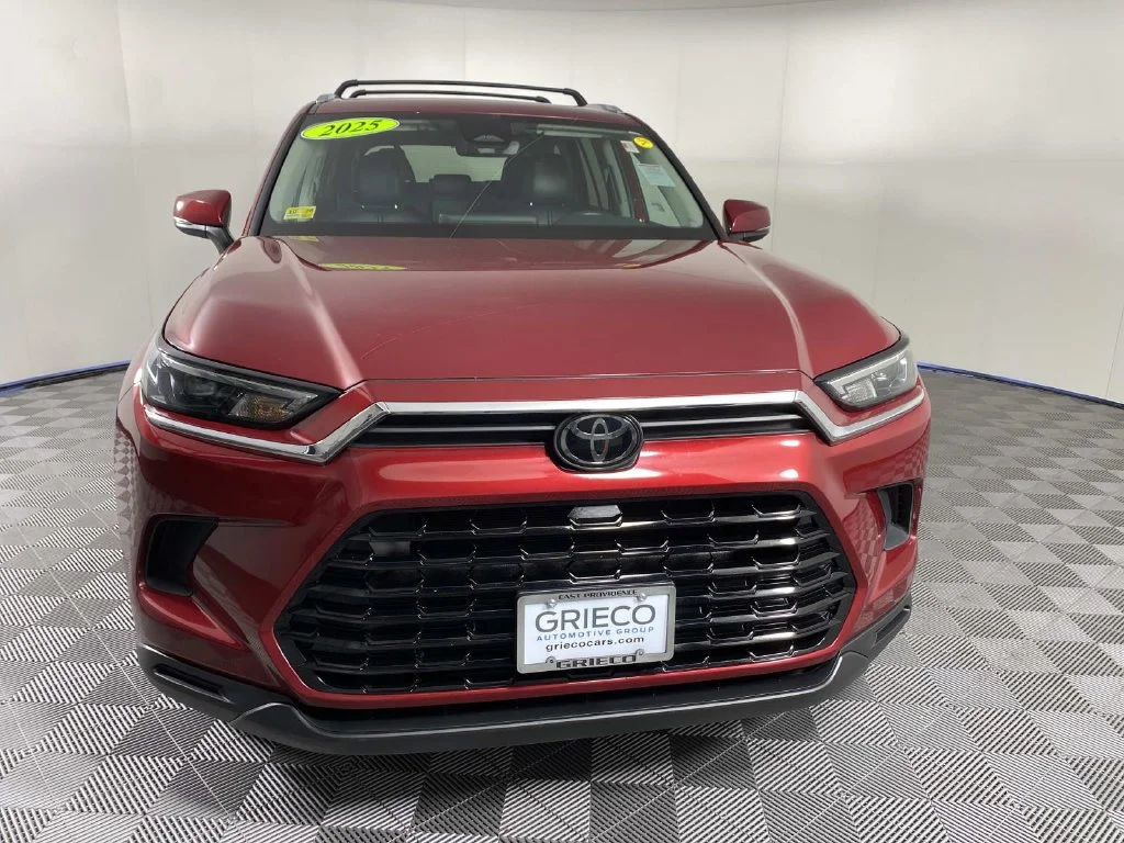 Used 2025 Ruby Flare Pearl Toyota XLE image 3