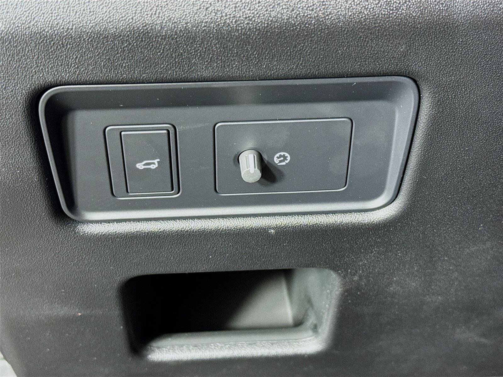 Used 2026 Gray Land Rover Dynamic SE image 10