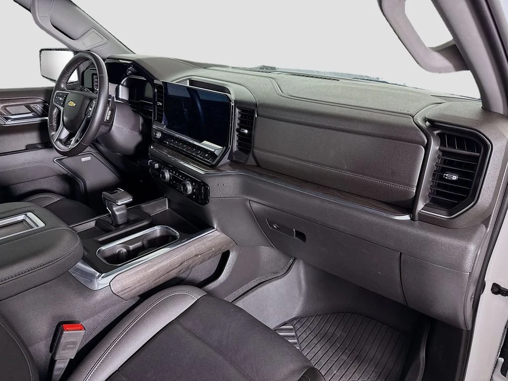 Used 2022 White Chevrolet LTZ image 29