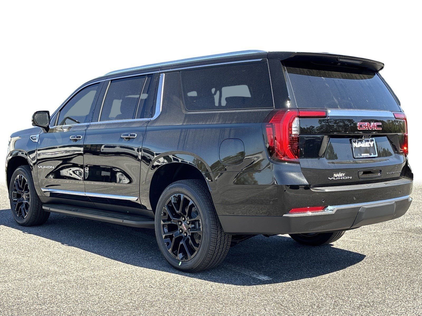 Used 2025 Onyx Black GMC 4WD 4dr Elevation image 28