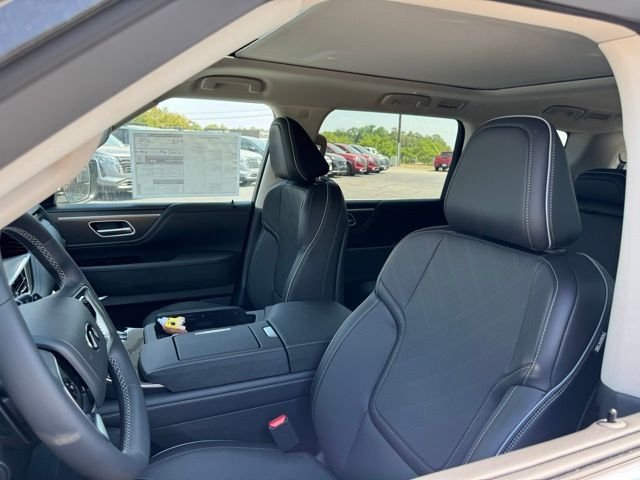 New 2026 RADIANT WHITE INFINITI Luxe 2WD image 3