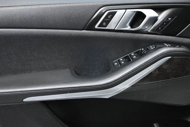 Used 2022 White BMW xDrive40i image 11