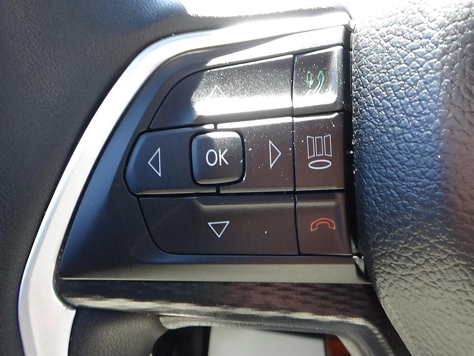 Certified Used 2025 Baltic Gray Metallic Clear Coat (pas) Jeep Altitude X image 24