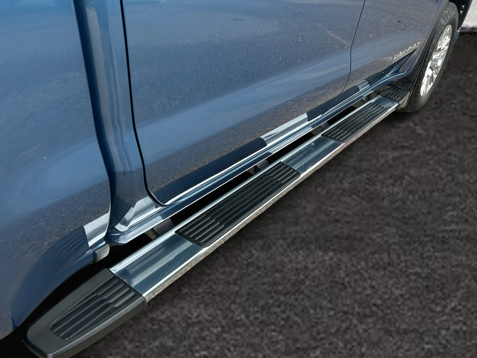 Used 2025 Blue GMC Denali Crew Cab image 11