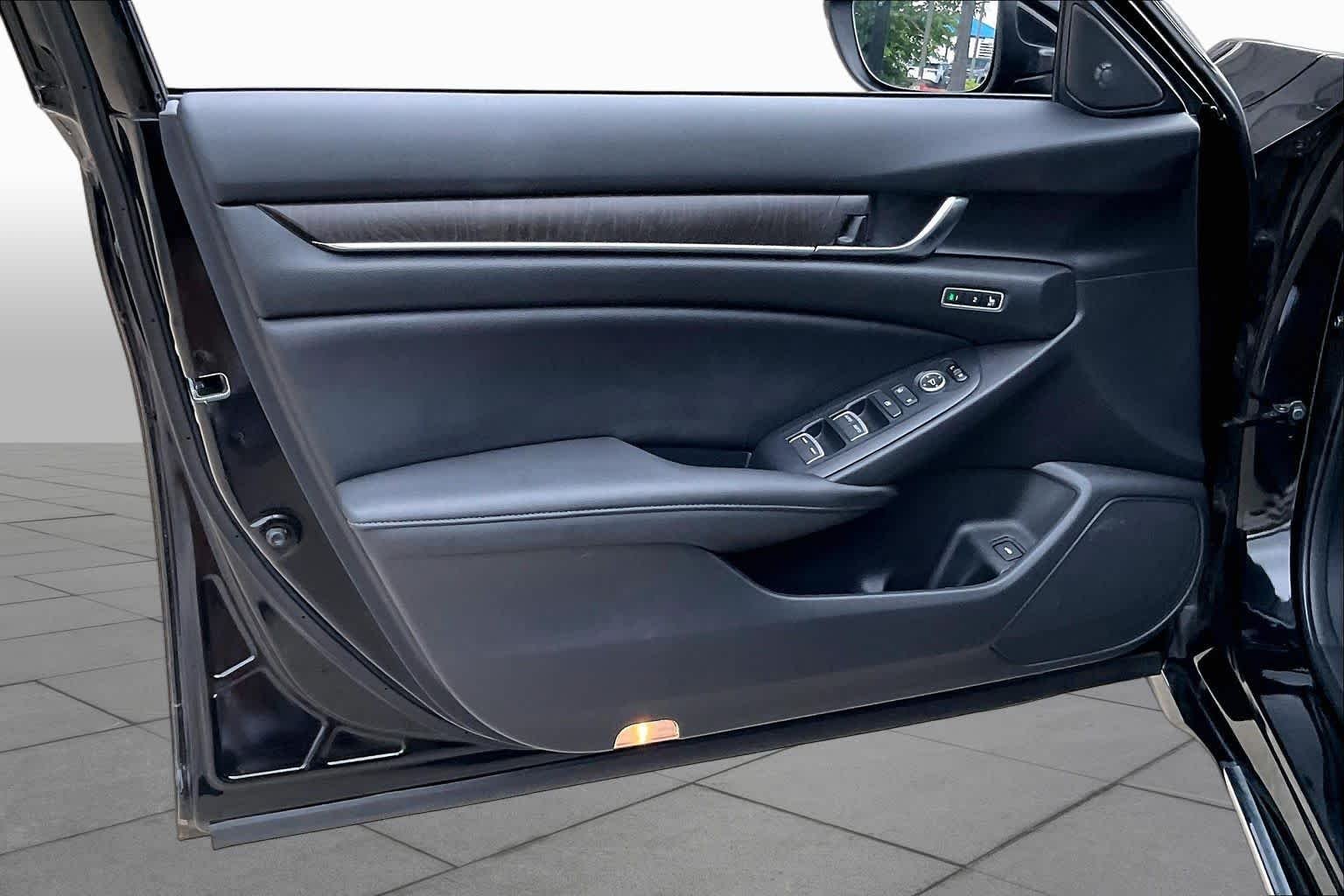 Used 2020 Crystal Black Pearl Honda Touring image 21