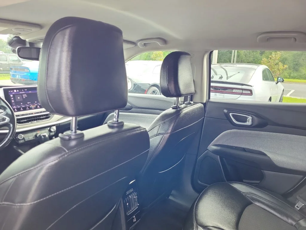 Used 2022 White Jeep Latitude image 19