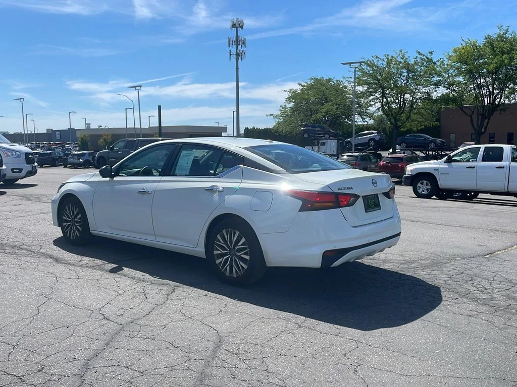 Used 2025 Glacier White Nissan SV image 5