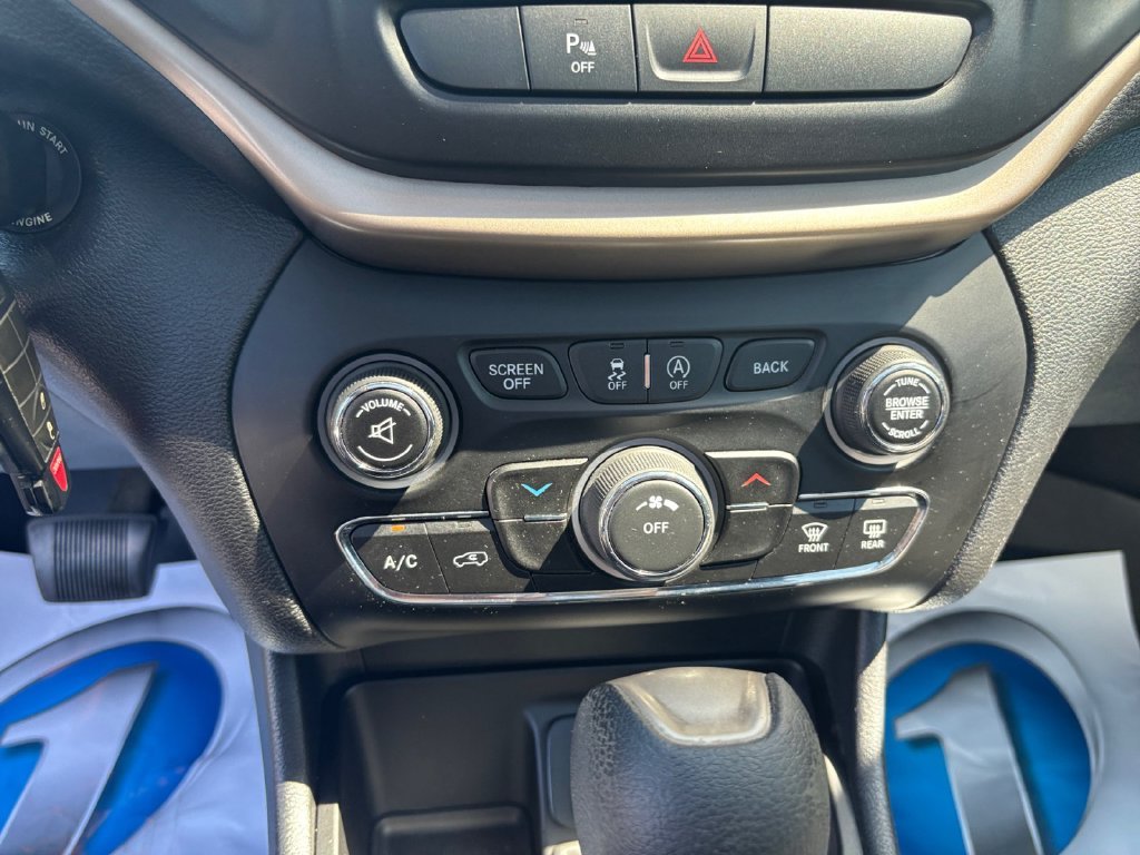 Certified Used 2017 White Jeep Latitude image 24