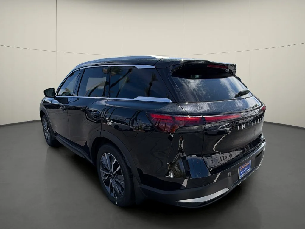 New 2027 MINERAL BLACK INFINITI Luxe FWD image 5