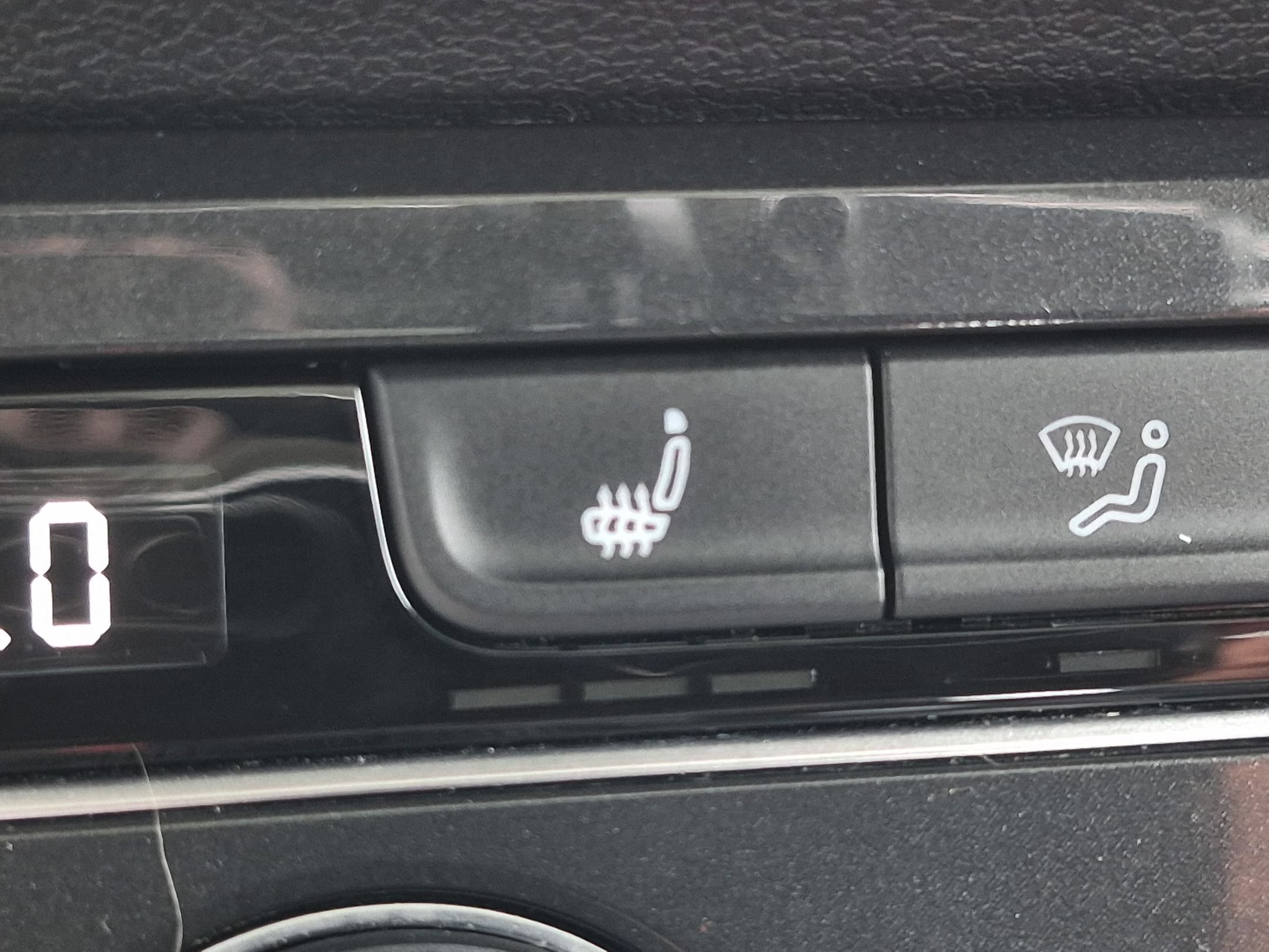 Used 2019 Deep Black Volkswagen SE image 20