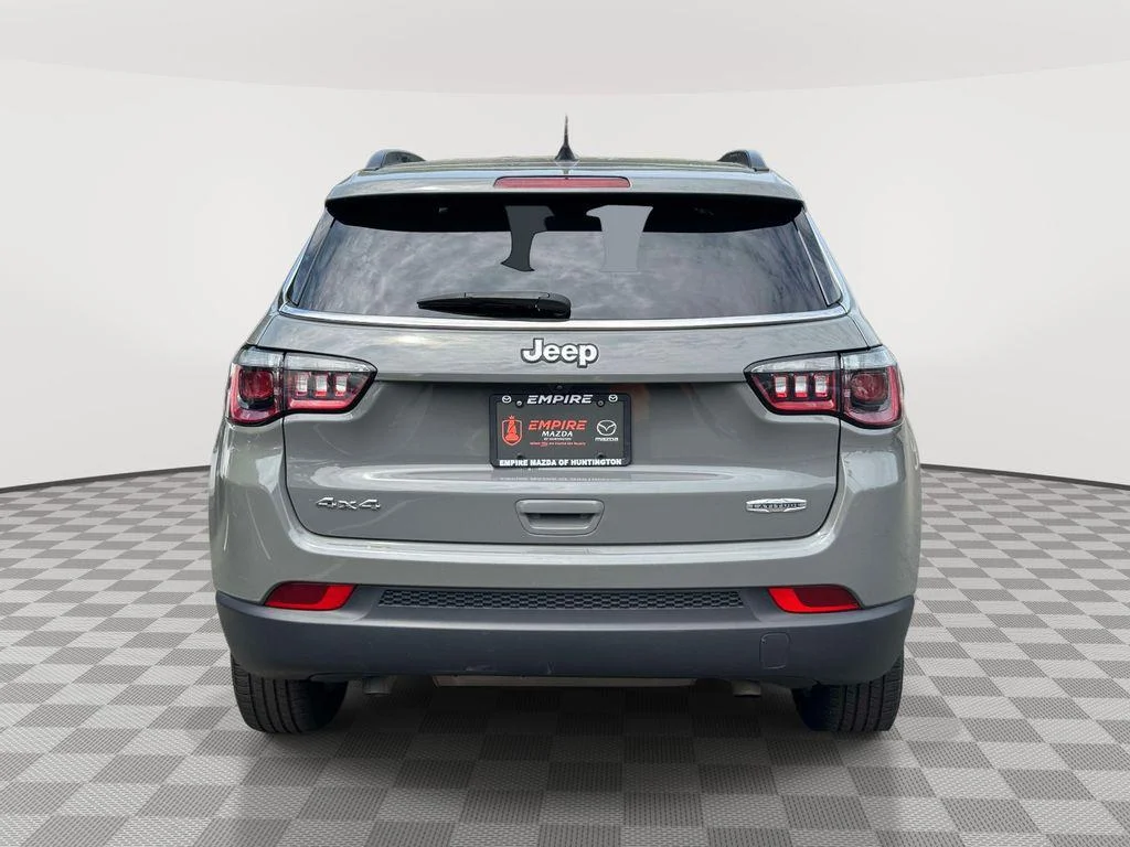 Used 2024 Sting-Gray Clearcoat Jeep Latitude 4x4 image 5
