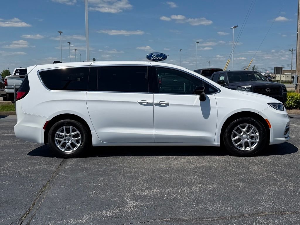 Used 2026 White Chrysler Select image 4