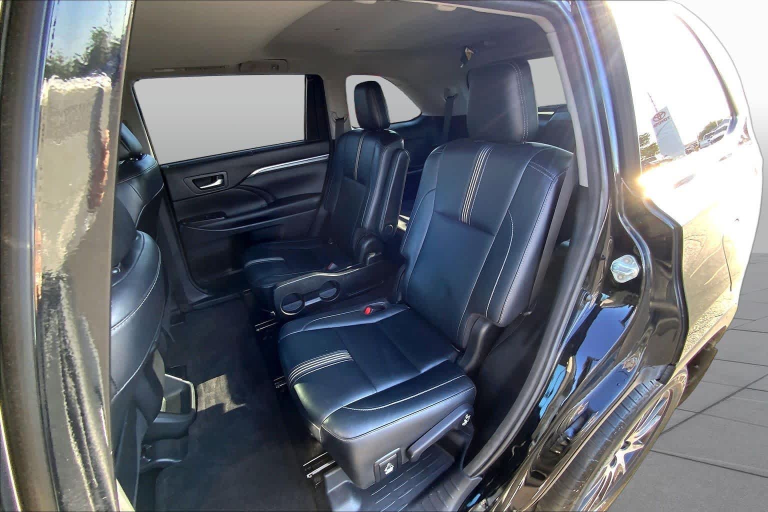 Used 2018 Midnight Black Metallic Toyota XLE image 21