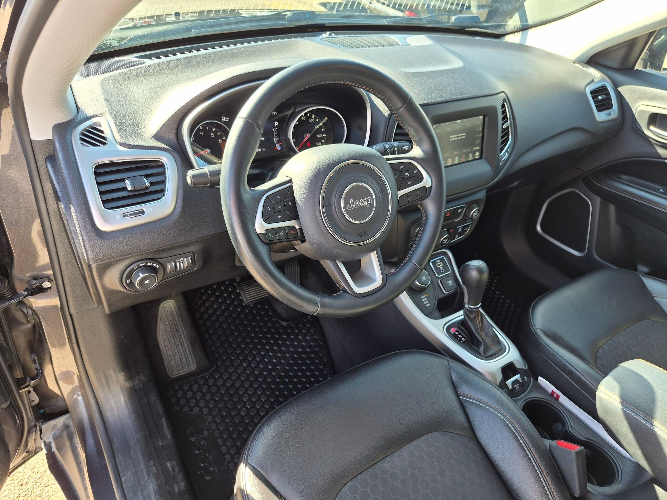 Used 2018 Granite Crystal Metallic Clearcoat Jeep Latitude image 14