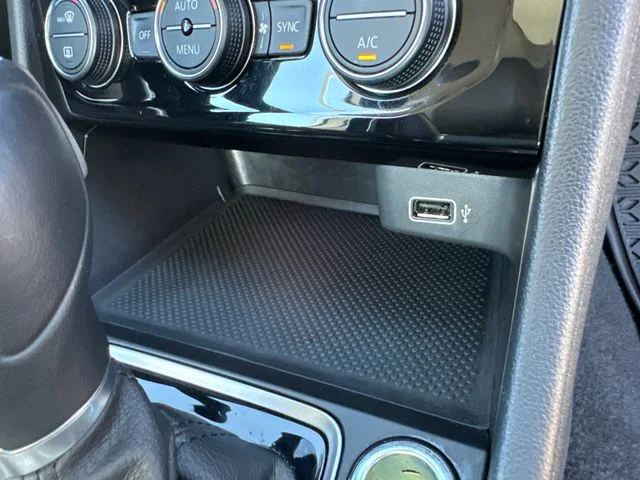 Used 2019 Platinum Gray Metallic Volkswagen SEL Premium image 18