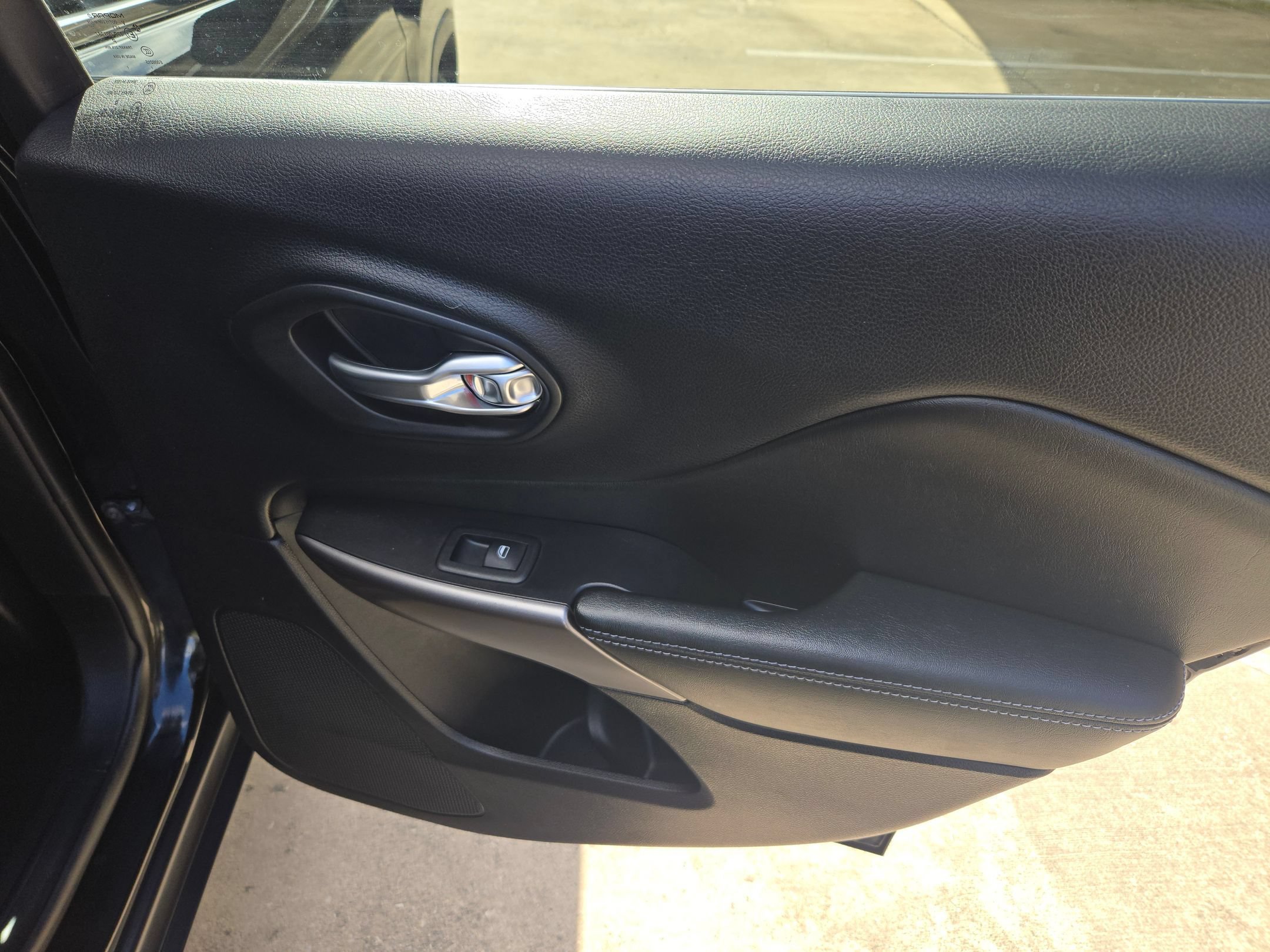 Used 2019 Diamond Black Crystal Pearlcoat Jeep Latitude image 27