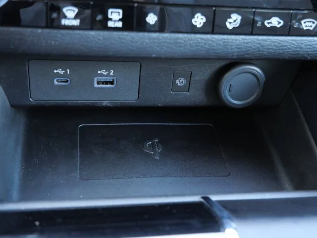 Used 2024 Silver Mitsubishi SE image 26