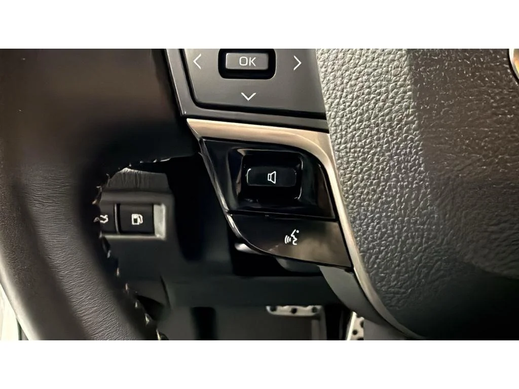 Used 2025 Ice Cap Toyota SE FWD 1 OWNER image 19