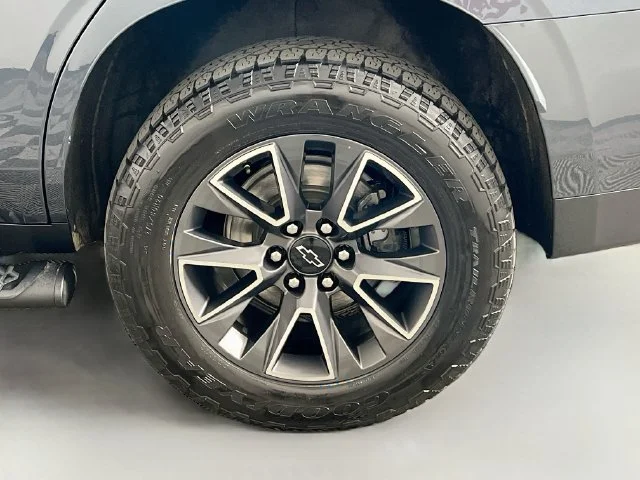Used 2021 Gray Chevrolet Z71 image 39