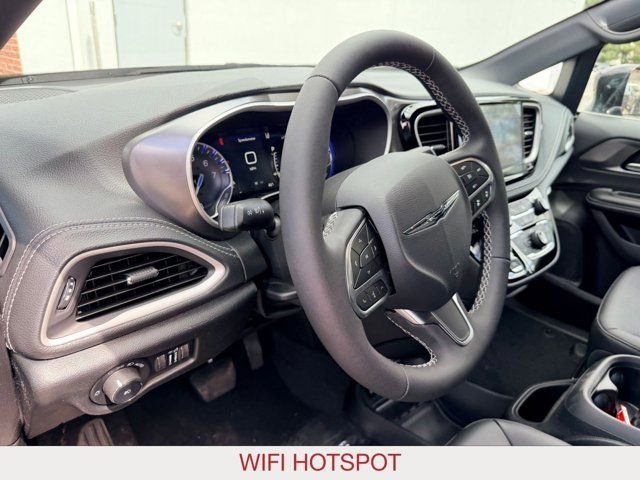 New 2026 Diamond Black Crystal Pearl-Coat Exterior Paint Chrysler Select image 9