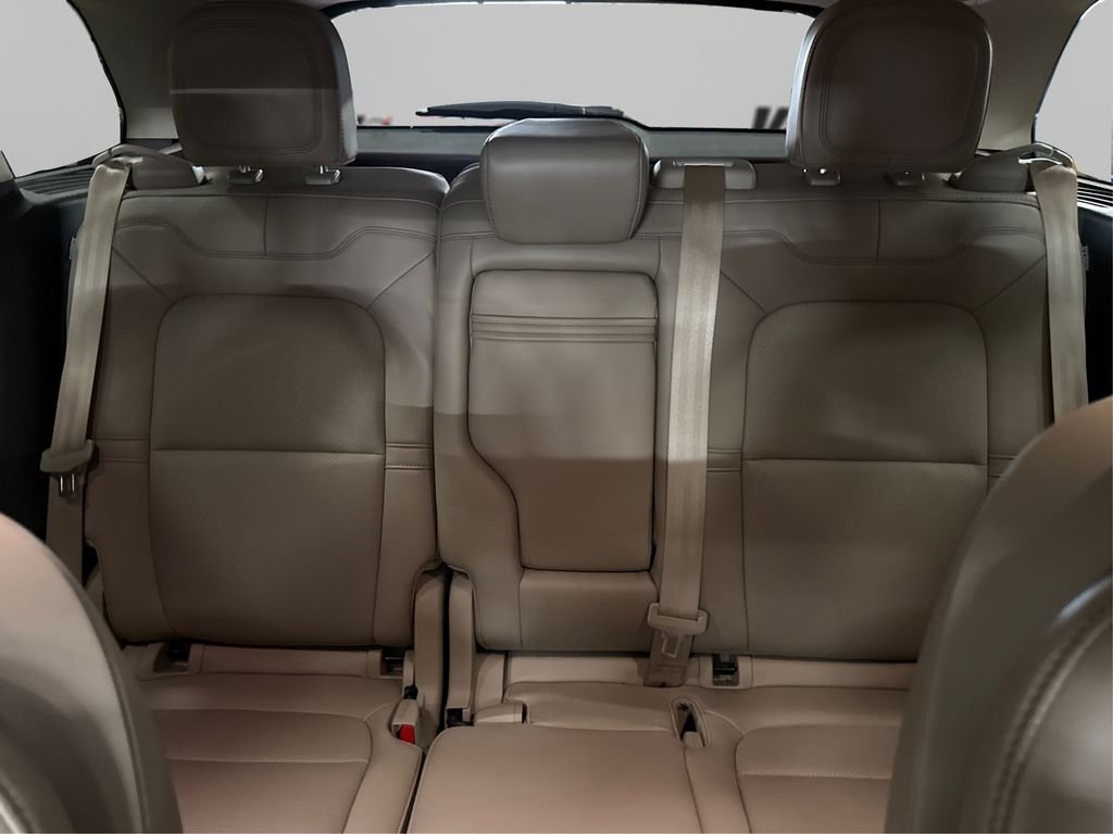 Used 2020 Silver Lincoln Standard image 16