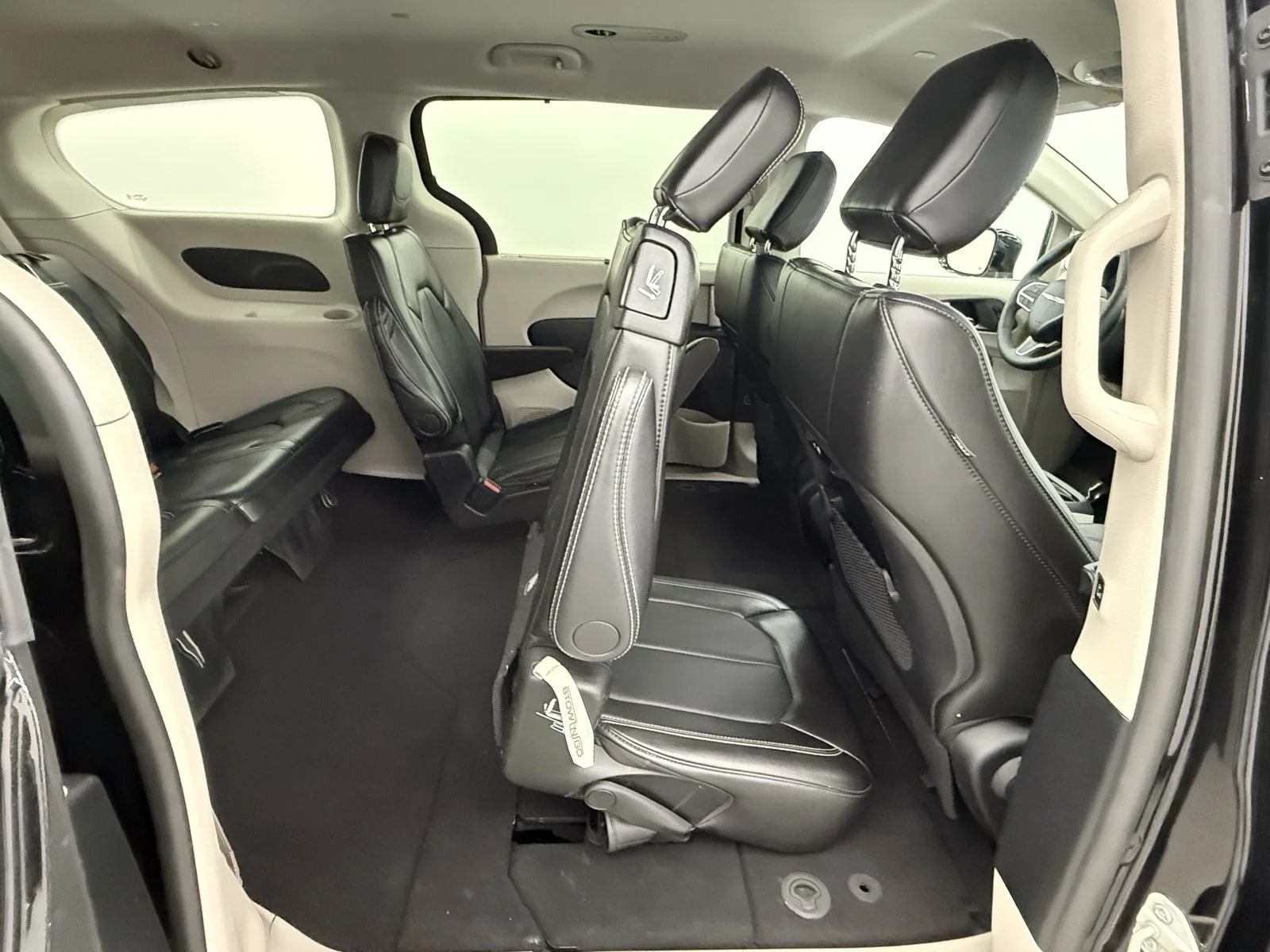 Used 2024 Diamond Black Crystal Pearlcoat Chrysler Touring L image 45