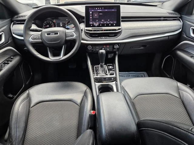 Used 2024 Silver Jeep Latitude image 9