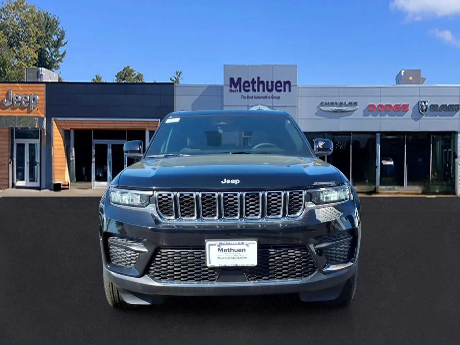 New 2026 Diamond Black Crystal Pearl-Coat Exterior Paint Jeep Laredo X image 2